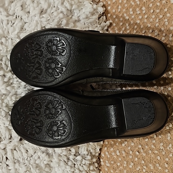 Easy Street Shoes - Picture 8 of 16